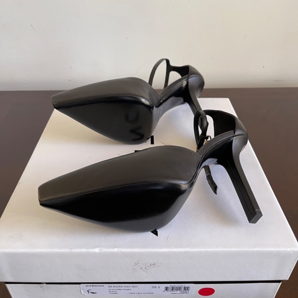 GIVENCHY size 8.5 (39.5) G-lock pointed Toe Platform Pump
Worn 2x, light wear - Picture 5 of 9